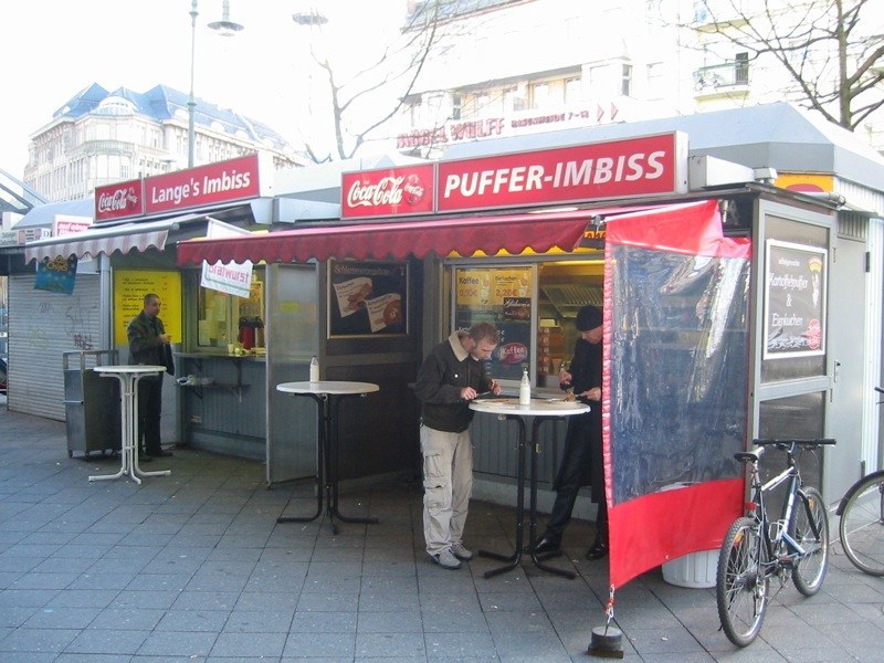Bei Langes am Hermannplatz gibt es leckere Wurst. Noch besser sind aber die Kartoffelpuffer mit Apfelmus gleich nebenan im Puffer-Imbiss.
