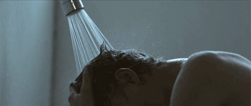 "Se está na cama há dias e não consegue sair da escuridão, a melhor maneira é ir aos poucos. Pegue sua escova de dentes e o sabonete facial e leve para o banho com você. Tome um banho quente bem longo. Escove o seu cabelo, faça uma maquiagem (se você usar), e coloque uma roupa confortável que faça você se sentir bem."—Maegan Bassett, via Facebook