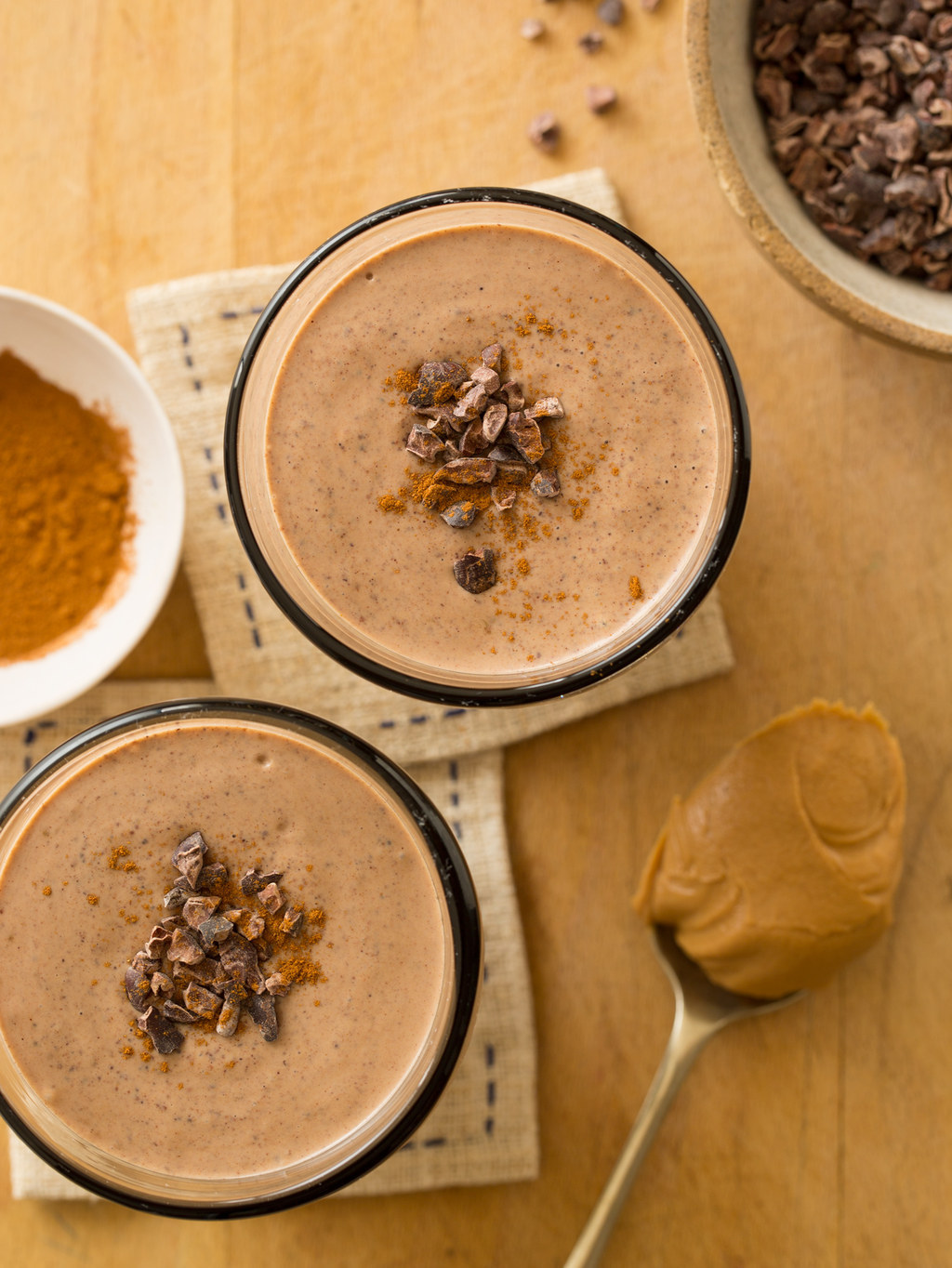 Necesitas:- una taza de leche de soya sabor vainilla- un yogurt de soya sabor vainilla- 3/4 de taza de granos de cacao crudos- 1/2 taza de crema de maní suave- un plátano mediano, congelado- 4 dátiles- 1/2 cucharadita de canelaPara prepararlo sólo necesitas mezclar todo en la licuadora y decorarlo con los granos de cocoa y la canela.