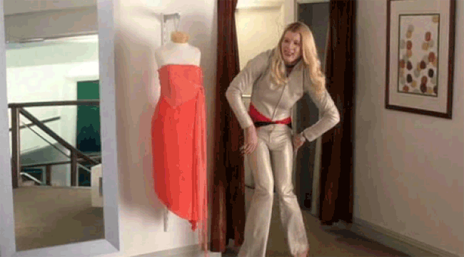 No mundo ideal a gente só compra o que cai como uma luva, mas se você compra online, não tem como experimentar. Por isso, se é uma questão de centímetros a menos, a roupa pode ficar apertada e é melhor comprar um número maior.