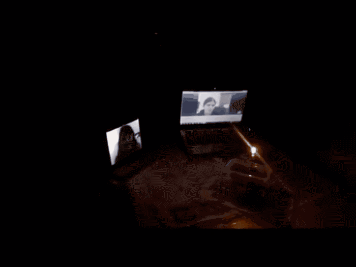 Un tipo de felicitación cada día más extendido, con madres y abuelas gritando y poniéndose nerviosas porque no se oye o Internet se corta.