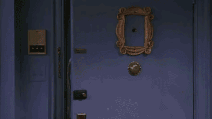 Todo el mundo tiene que estar en el ajo y hay que saber montar una coartada para este tipo de cumpleaños. Desafortunadamente muchas veces se acaban enterando antes y se rompe la sorpresa.