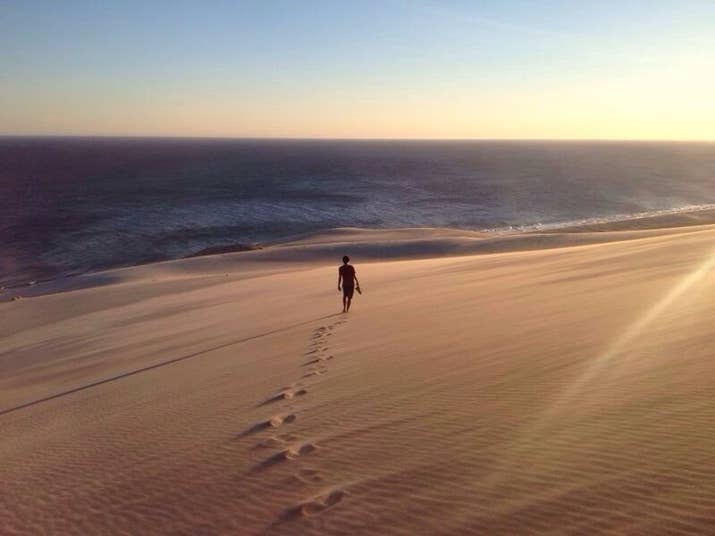 Una bahía en donde se puede practicar el surf, Chipehua tiene dunas de arena que dan al mar. Un paraíso surrealista, mitad desierto-mitad playa que la mayor parte del año está vacío. ¿Cómo llegar?