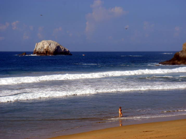 El estereotipo de la pachiplaya. En Zipolite puedes acampar y disfrutar días enteros de olas, arena y buena onda compartida entre las enramadas. Se ha convertido en un destino concurrido durante Semana Santa, pero el resto del año, puedes tener la vista sólo para tí. ¿Cómo llegar?