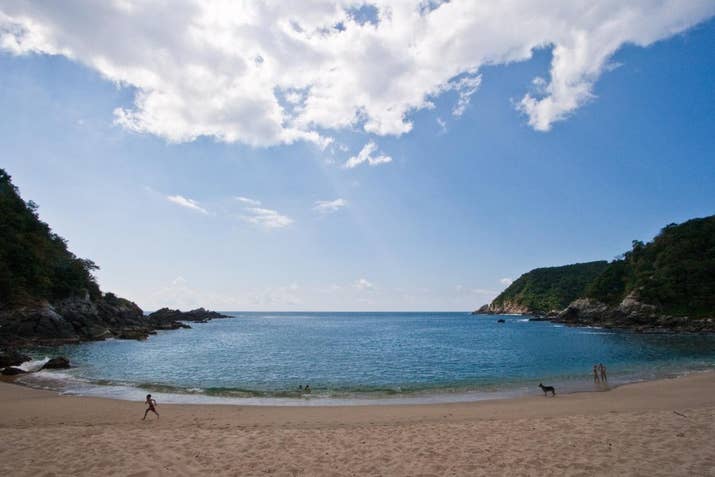 Cerca de Puerto Ángel, hay un lugar similar a esa playa, en donde Leonardo Di Caprio se chifla. Alejada del ruido, es un escondite perfecto para pasar un momento romántico y relajado. Shhh. No le digas a nadie. Mapa.