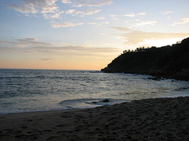 El &quot;lado B&quot; de Zicatela. Una playa familiar, en Puerto Escondido, en donde se pueden hacer actividades como snorkeling y paseos en lancha por las playas cercanas. No olvides pescar tu cena. Aquí está.