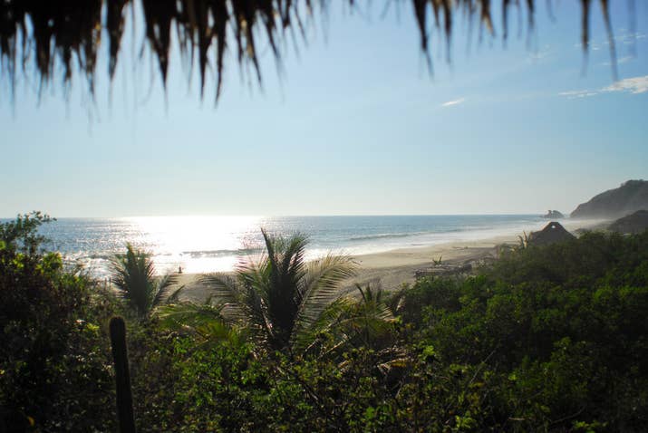 Playa virgen. Arena negra. Un par de bungalows y casas para irte a convivir contigo y con las bondades de la playa. ¿Necesitas más?Aquí está.