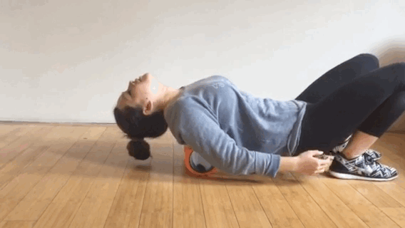 You should feel this in your mid-back, where your muscles pull tight and get sore when you slouch. Here's how to do it:1. Lie face up with feet shoulder-width apart and flat on the floor. 2. Center the foam roller on your mid-back, beneath your shoulder blades so it's perpendicular to your body.3. Rock your body toward and away from your feet over the foam roller.