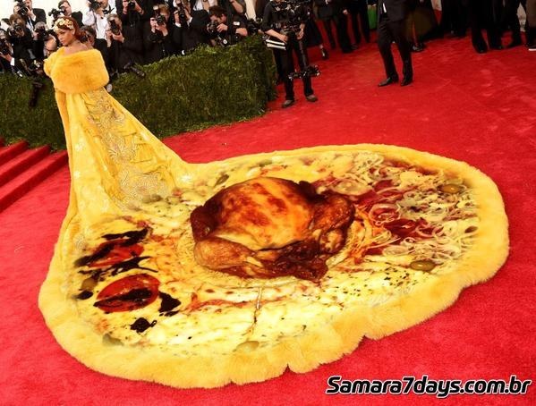 Pizza de frango assado inteiro.