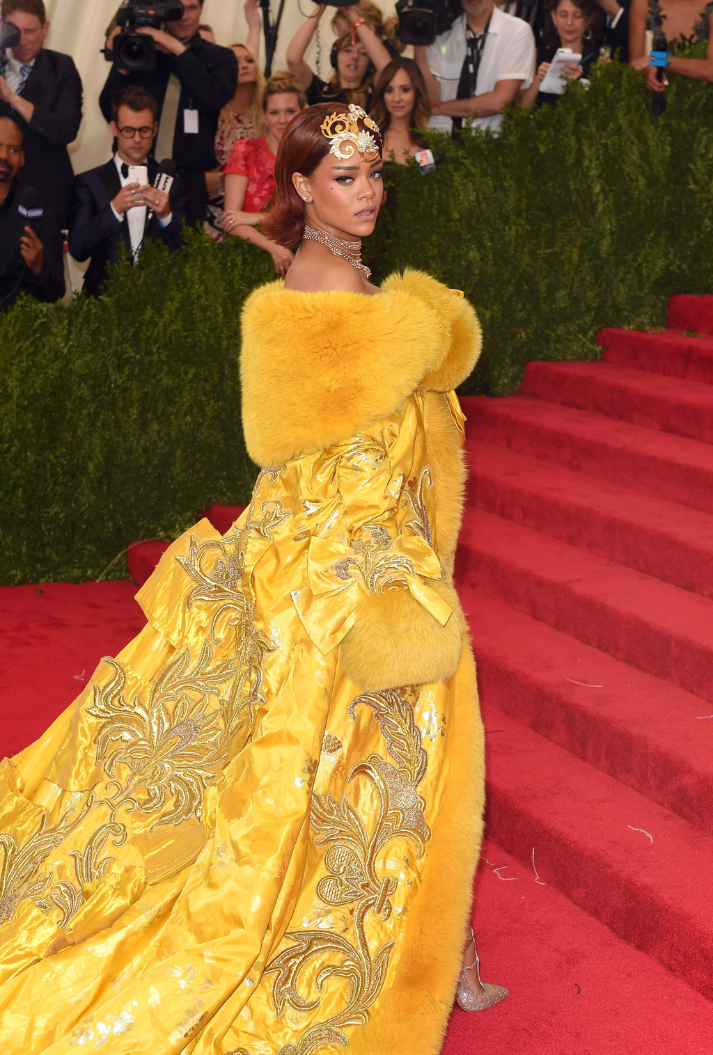 19 Stunning Photos Of Rihanna At The Met Ball