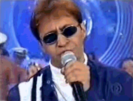 Com aquela letra doida que começava com "Tô viajando na onda dessa menina/Que dá aula de inglês/ Toma vinho português". (PS: Eu cantava "num navio português).E a banda, que surgiu do nada, para o nada voltou.