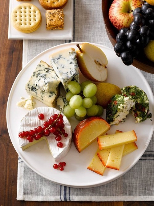 El queso tiene vitamina A. La vitamina A produce cebo y el cebo mantiene el vello saludable.