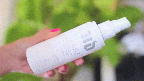 Puedes probar el De-Slick Makeup Setting Spray de Urban Decay ($30), usado en este vídeo, para ayudar a que tu maquillaje se fije a tu piel.