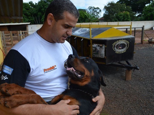 O adestrador Sérgio Cantadeiro, que já salvou a vida de 11 cães que tinham histórico agressivo e seriam sacrificados.