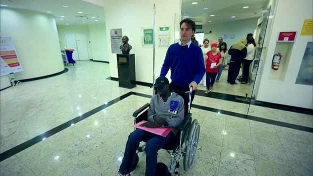 O médico Ivan, que trouxe o jovem Sumba, de Guiné-Bissau, a São Paulo, para que ele pudesse tratar um tumor no rosto.