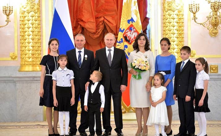 Αποτέλεσμα εικόνας για PUTIN AND FAMILIES WITH MANY CHILDREN