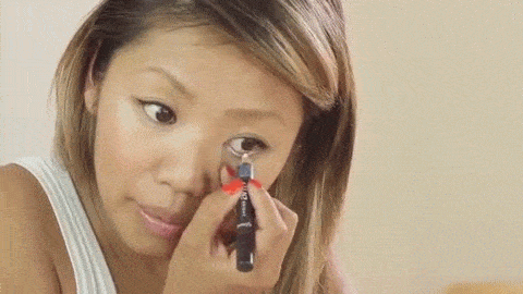 En caso de que te preguntes "¿QUÉ CARAJOS es la línea de agua?", es la orilla interior de tu párpado. Para obtener el look de este vídeo, prueba el Benefit's Eye Bright ($20).