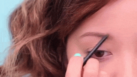 Los productos para cejas con base de cera -- como este de NYX ($9) -- no se borran con la humedad.