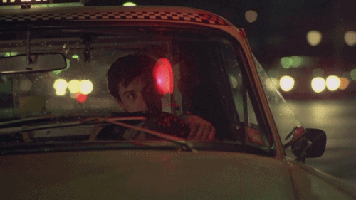 Prepara un plan desde antes para compartir un taxi a casa con alguien que vive en tu vecindario. No querrás quedarte pegado con que un conocido que vive demasiado lejos y que tiene que compartir demasiados detalles acerca de su vida amorosa. Créeme.