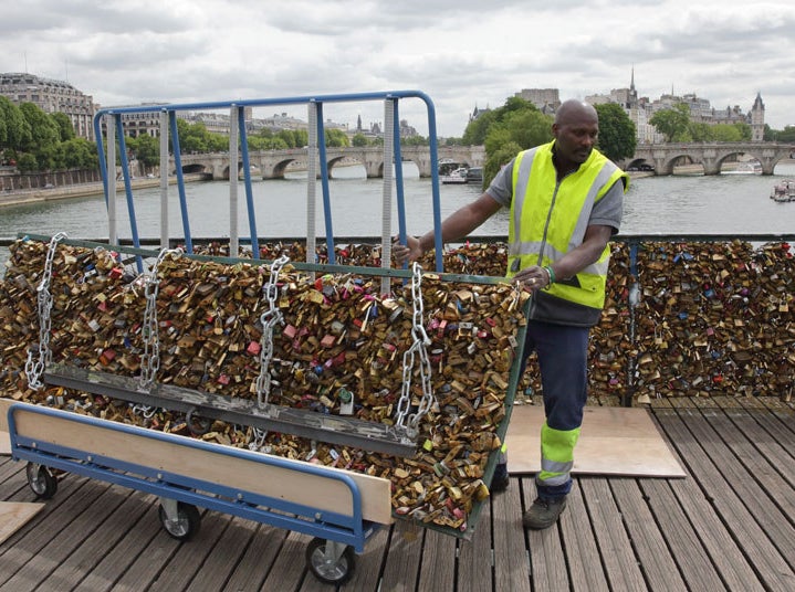 D.C. Removes 'Love Locks' from Key Bridge
