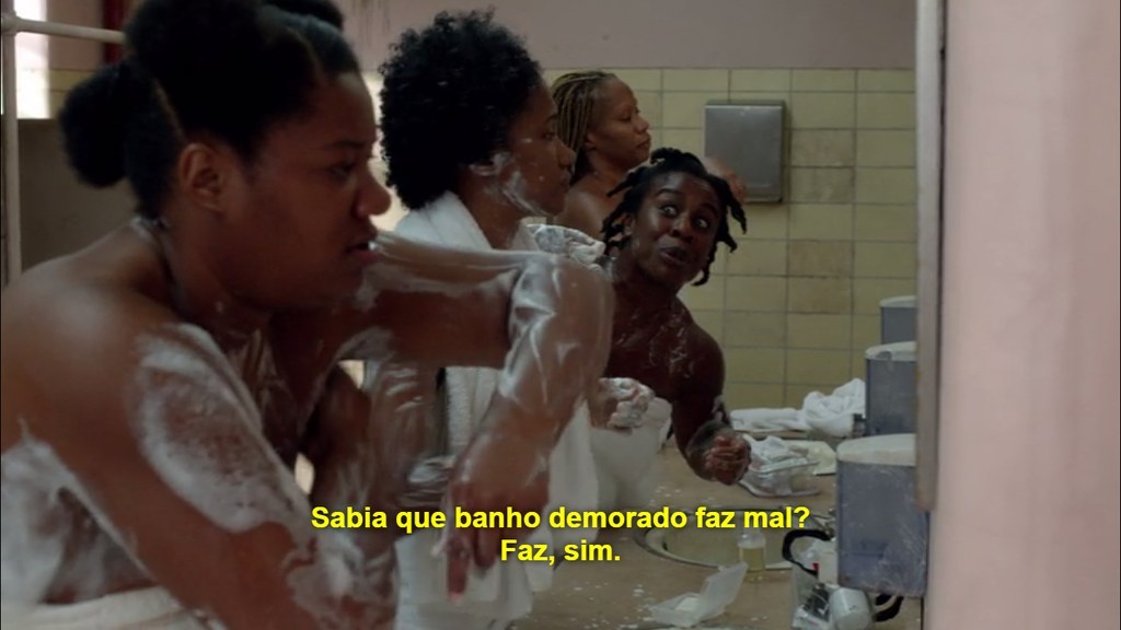 É um hábito bem simples e que pode ser usado também quando a crise hídrica passar. Vale também para o tempo de pausa para condicionadores e máscaras fazerem efeito nos cabelos.