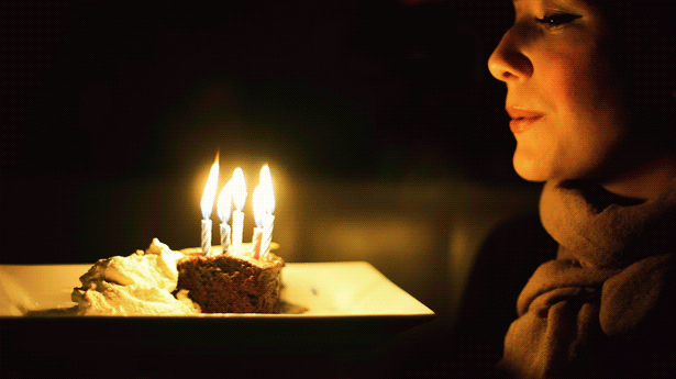La verdad: Suficientemente incómodo es ser el centro de atención mientras te cantan "Cumpleaños Feliz", como para que además todo el restaurante se una y voltee a verte. Prácticamente te quieres morir.