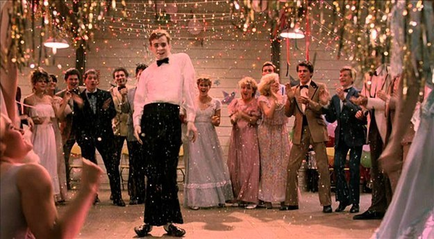 O pacote "prom night" tem que incluir:- as tramas relacionadas a quem vai convidar quem uma semana antes ✅- seu par indo buscar você em casa ✅- flores combinando na lapela dele e no seu punho (por que raios eles fazem isso?!) ✅
