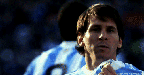 Muchos argentinos piensan que Messi tiene una deuda pendiente con la selección ya que la pulga no ha logrado ser tan exitoso con Argentina como lo es en Barcelona. Lo interesante es que ni Pelé ni Maradona lograron ganar una Copa América a lo largo de sus carreras. Pelé participó en 1959 terminó como mejor jugador del torneo, pero no levantó la copa. Maradona participó en 1979, 1987 y 1989, y nunca ganó. En 1991, Argentina salió campeón, pero Maradona no jugó ya que estaba suspendido.