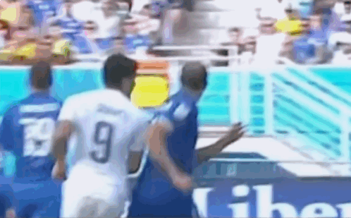 Para Uruguay, la ausencia de Luis Suárez, será muy difícil superar. Suárez sigue suspendido por morder a Giorgio Chiellini en el Mundial 2014.Por su parte, el técnico brasileño, Dunga, no convovó a los de siempre. Hulk, Óscar, Dante, y Julio Cesar se perderán el campeonato.Los mexicanos no contarán con Javier 'Chicharito' Hernández.Diego Lugano no jugará para Uruguay ya que está lesionado, y los ecuatorianos no contarán con Felipe Caicedo y Antonio Valencia.