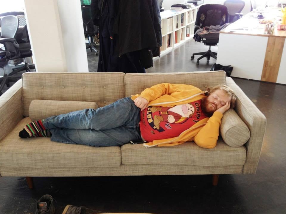 Barry decidió tomar una siesta luego de haber pasado toda la noche viendo un partido de basquetbol. Como dormir en el trabajo es una mala idea, sus amigos le tomaron una foto.