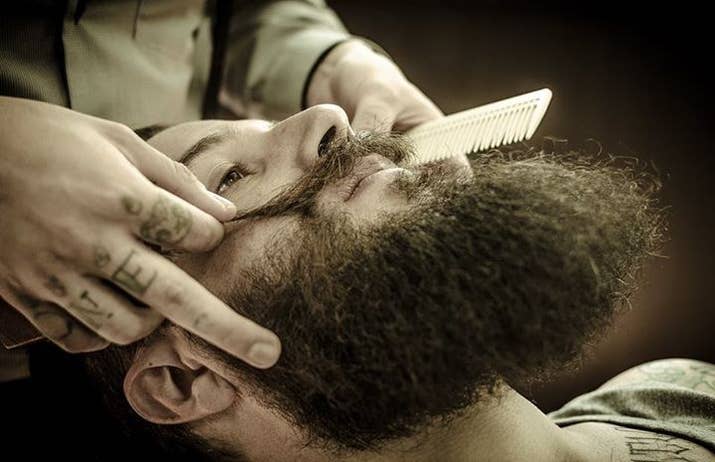 Inspirada en un barbería inglesa en su estilo más clásica cortan el pelo y te afeitan para que quedes como todo un leñasexual. También puedes comprar muchos productos para mantener tu look en sus mejores condiciones.Está en Colonia del Valle 504 en la del Valle.