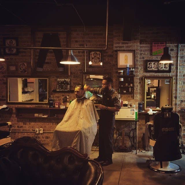 Este lugar es el Nirvana de los hombres que se quieren apapachar. Además de darte el servicio que esperas a manos de peluqueros experimentados, puedes ir de shopping, echarte unos drinks y hasta comer delicioso en un lugar finísimamente decorado. No te la pierdas en Vertiz 784 C2 en la colonia Narvarte.