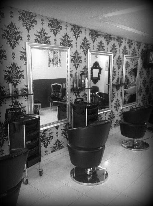 Hombres, mujeres y niños son bien recibidos en este lugar. Se especializan en looks drástico así que puedes llegar tan lejos como quieras. Está en Zempoala 33 en la Narvarte Oriente.