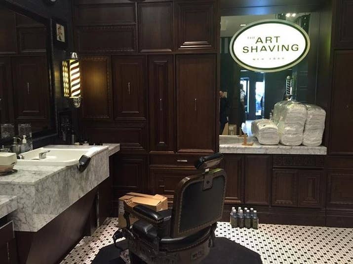 Para todos los hombres (y niños) que ya aceptaron que el consentirse también es para chavos hay una barbería en Polanco esperando sorprenderlos. En este lugar hay clásicos como corte y afeitados, servicio de spa y hasta opción para cambiarte el look por completo si quieres algo más rifado.Haz tu cita en Alejandro Dumas 84-B en Polanco.