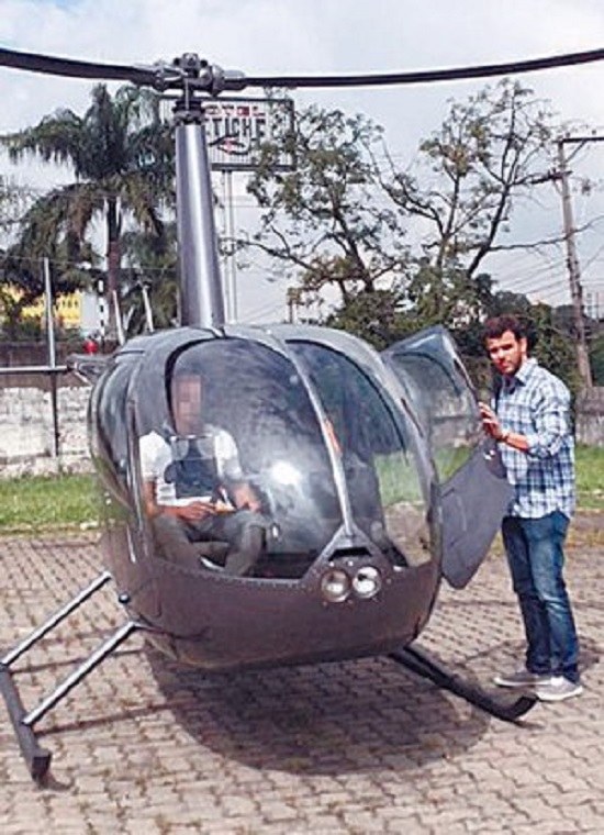 O empresário Antônio, novo dono da bala Juquinha, e seu helicóptero