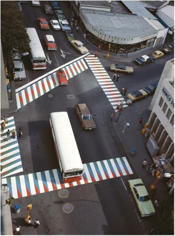 Cuando era normal encontrarse con un paso peatonal en Caracas pintado por Cruz-Diez.