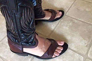 Algum gênio terrível criou sandálias botas de caubói