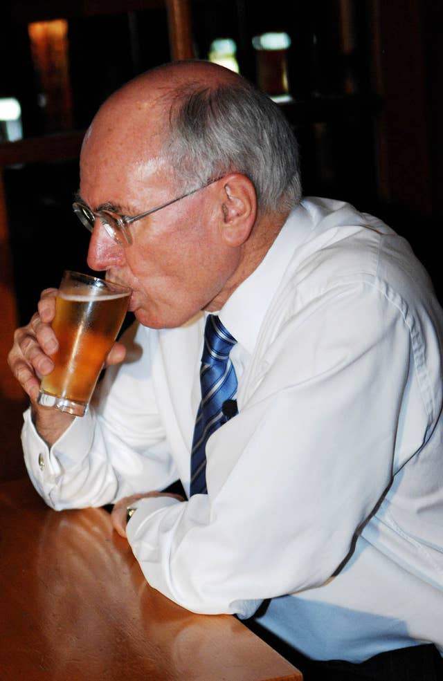 At vise Afstå hente A Long History Of Australian Politicians Drinking In Public