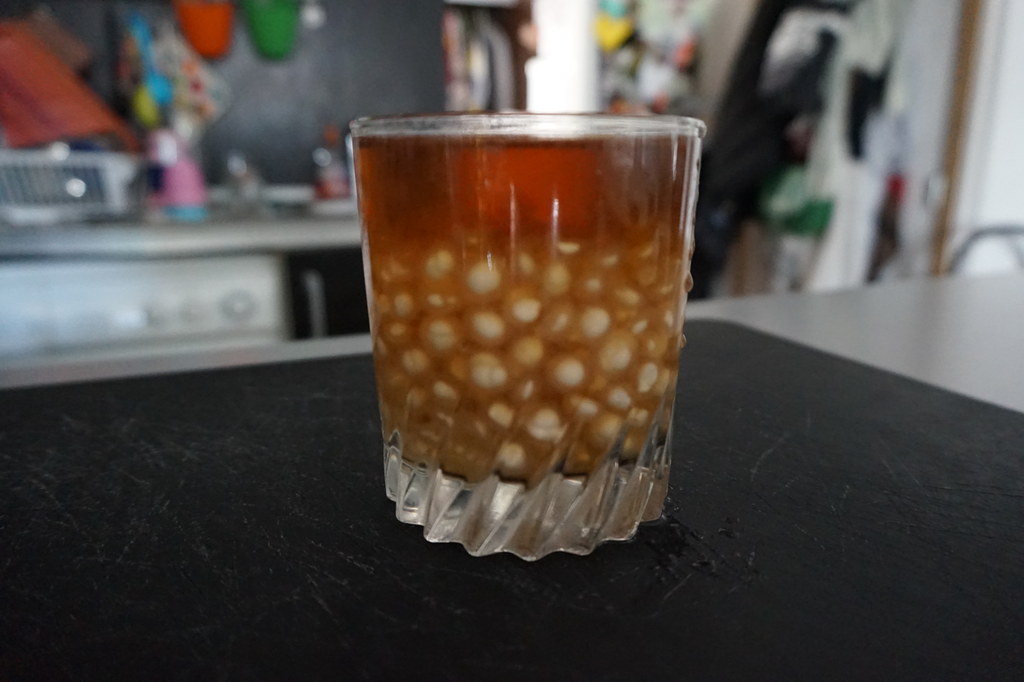 Faites cuire les billes de tapioca dans de l'eau bouillante, passez les sous l'eau froide et réservez les dans le sirop de sucre au moins 15 minutes.