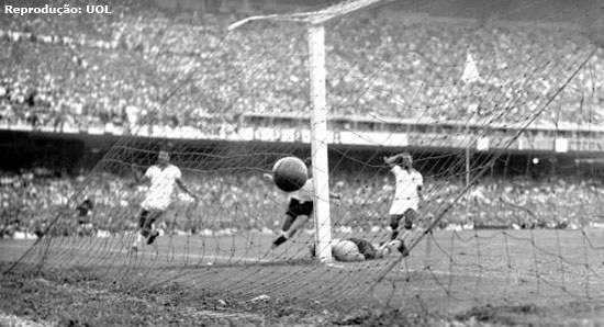 Quando: Copa do Mundo 1950Placar: Brasil 1 x 2 UruguaiAté recentemente, a maior ferida aberta da história do futebol brasileiro, presenciada por aproximadamente 200 mil pessoas que lotaram o recém inaugurado estádio do Maracanã com a certeza que o Brasil finalmente seria campeão do mundo de futebol. Depois da segunda Guerra Mundial, a Copa do Mundo voltava a ser disputada, desta vez em nossa casa. O futebol já era o esporte mais popular do país e desde a terceira colocação obtida em 1938, os brasileiros alimentavam o sonho do primeiro título que ficou muito perto naquela tarde de 16 de Julho de 1950. Para definir o campeão, as seleções iam disputando fase a fase, até chegar em um quadrangular final, que foi disputado por Brasil, Uruguai, Suécia e Espanha. O Brasil fez ótima campanha durante todo o campeonato e neste quadrangular atropelo a Suécia (7 a 1) e a Espanha (6 a 1) e precisava apenas de um empate contra o Uruguai para finalmente levantar o troféu Jules Rimet. Tudo se encaminhava para o sucesso, quando Friaça abriu o placar para o Brasil. E então, o inesperado aconteceu... Em duas falhas da zaga brasileira os atacantes uruguaios marcaram os gols da virada e do segundo título da Celeste.