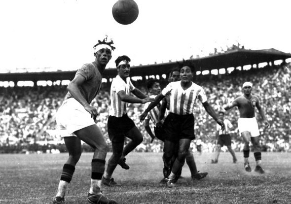 Quando: Copa Roca de 1939Placar: Brasil 1 x 5 ArgentinaA Copa Roca era o antigo nome do atual "Superclássico das Américas", onde Brasil e Argentina disputam desde 1914 jogos ida e volta em seus países para decidir o título.Na edição de 1939, o Brasil recebeu a Argentina em São Januário e foi goleado por 5 a 1 diante de sua torcida. No jogo da volta, o Brasil venceria por 3 a 2 em Buenos Aires, mas com o empate na prorrogação e a vitória dos hermanos no terceiro e decisivo jogo deram aos vizinhos o título dessa edição e a lembrança da inesquecível goleada sofrida em casa.