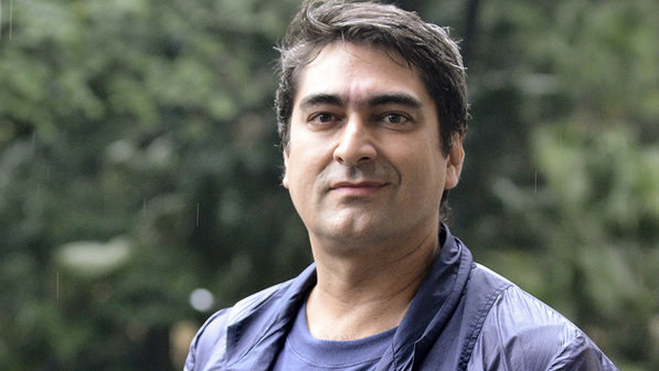 O apresentador diz que a cobertura da morte do cantor Cristiano Araújo foi "quase insana" e questiona como o Brasil foi capaz de "se seduzir emocionalmente por uma figura relativamente desconhecida". Zeca cita Cazuza, Ayrton Senna, e Mamonas Assassinas para dizer que "eles sim eram ídolos de grande alcance" e fala que com a morte de Cristiano "acreditamos estar comovidos pela perda de um grande ídolo. Todos sabemos que não é bem assim".