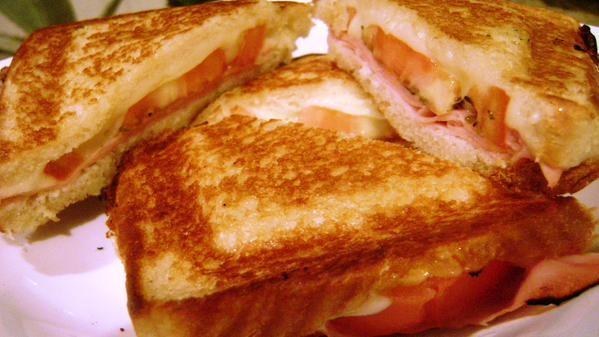 Para um carioca (e muitos outros brasileiros), "lanche" é um conceito que obrigatoriamente inclui a bebida e os eventuais acompanhamentos -- enfim, uma refeição completa.