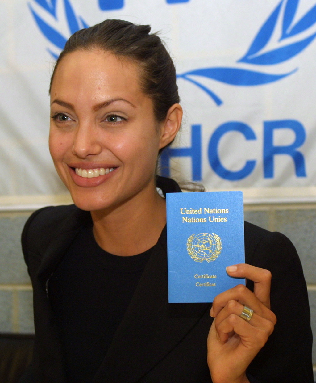 Su trabajo con refugiados de Cambodia, Pakistán, Sierra Leona y Tanzania le ganó el título de Embajadora de la Buena Voluntad por las Naciones Unidas en 2001.