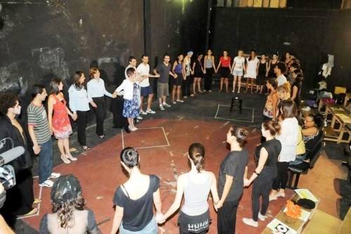 Nos Estados Unidos é pior ainda porque eles dizem "break a leg", que significa "quebre a perna".