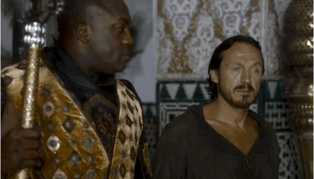 Bronn est libéré de prison en échange d'un simple coup de poing... Et lui et Jaime sont autorisés à ramener Myrcella à King's Landing. Depuis quand tout se passe comme prévu dans Game of Thrones?