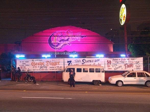 Os metaleiros também tinham vez na ZL. Além do Fofinho Rock Club que continua firme e forte na Celso Garcia, tinha também a Led Slay, que acabou fechando em 2011, com seu famoso palco de três metros onde poucos se aventuravam no stage diving.