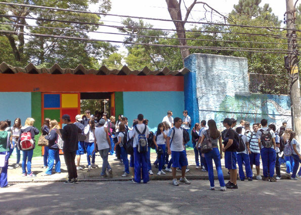Se hoje a galera marca as brigas na Internet, naquela época bastava olhar mais atravessado para alguém de outro colégio que era treta na certa marcada no horário da saída.
