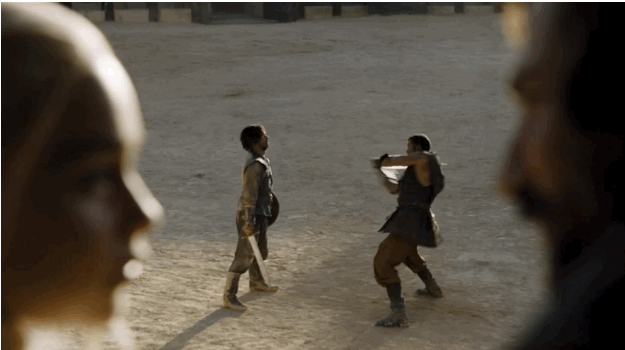 - Daenerys peut chevaucher tous les dragons de la terre, cela ne me fera pas oublier le fait qu'elle n'a rien fait d'intéressant depuis 2 saisons, à part tourner en rond dans sa pyramide en récitant des formules dignes du Monde de Sophie. Stannis a peut-être brûlé sa fille, mais au moins, il n'était pas chiant. - En choisissant sa vengeance personnelle plutôt que son rôle d'assassin sans visage, Arya a fait échouer sa première vraie mission. En même temps, on ne peut pas dire que ses histoires de moules et de fontaine magique étaient très palpitantes.- On a compris Olly, tu veux vraiment tuer Jon Snow. - Après la mort d'Oberyn et l'annonce du casting des sœurs Sandsnakes l'année dernière, on m'a fait croire à la vengeance du siècle. C'est un peu l'arnaque de l'année non? Pour l'instant elles ont juste vite fait empalé un mec et montré leurs seins et c'est tout.- Quant à Jaime et Bronn, tout ce qu'ils ont fait cette saison c'est 1) du bateau 2) pris une gifle. Super.- La barbe de Davos est une véritable œuvre d'art.- La mort de Shireen était atroce, mais pas vraiment surprenante: Stannis a quand même assassiné son frère et envoyé tout le reste de sa famille au bûcher sur ordre de Melisandre. Donc bon.