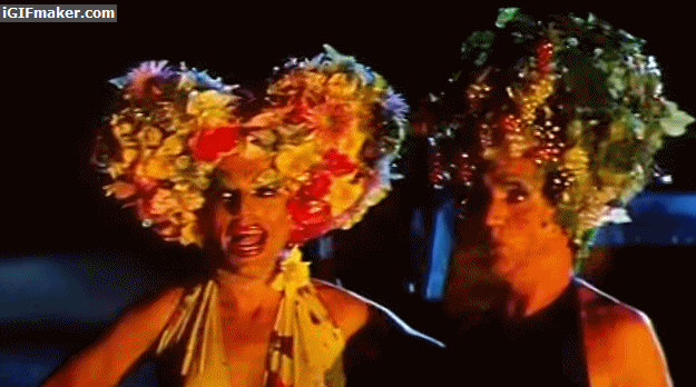 Tres drag queens deben atravesar el desierto a bordo de un bus refaccionado para ir a buscar al pequeño hijo de una de ellas al otro lado de Australia. La homofobia está a la orden del día, pero ellas le ponen onda y glamour a las malas caras. A propósito: el protagonista es Hugo Weaving, más conocido como el Agente Smith de "The Matrix" y Elrond en "El Señor de los anillos".